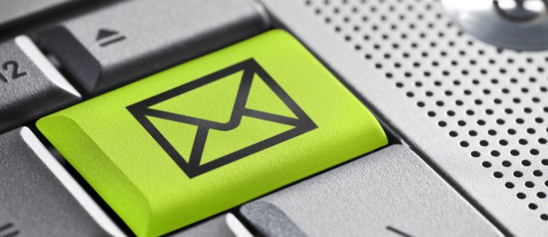 E-Mail Taste: Eine grüne Taste auf einer Tastatur mit einem Briefumschlag-Symbol.
